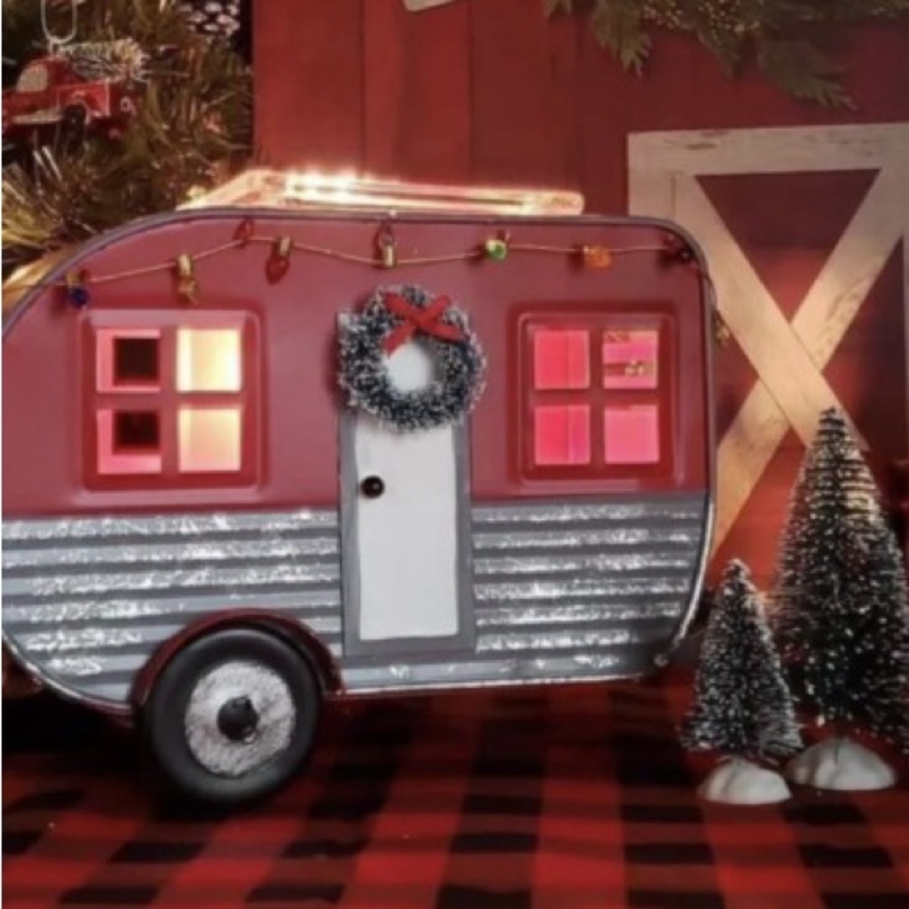 Scentsy Red and Silver Holiday Camper Décor with Wreath